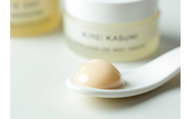 しっとりとしたテクスチャの乳液とクリーム